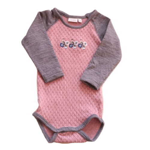 Body Name it 74 cm różowo szare kwiatuszki.png