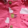 Kurtka gumowa KattNakkEn 104 cm różowe chmurki1.JPG