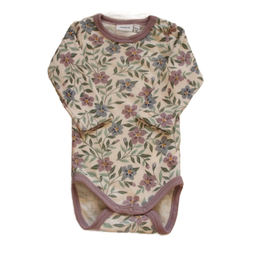 Body Name it 62 cm fioletowe kwiatuszki.png